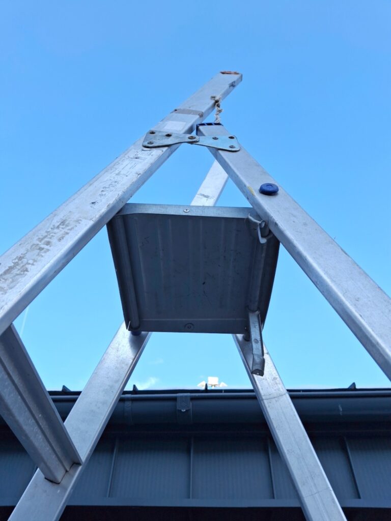 drabina robocza przemysłowa, drabina aluminiowa do magazynu, drabina z platformą roboczą