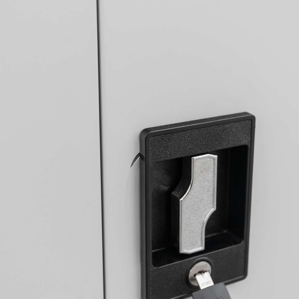 szafa biurowa metalowa, szafa metalowa na dokumenty, szafa aktowa metalowa, szafa na segregatory, szafa metalowa zamykana na klucz, szafa biurowa, szafa do biura, wyposażenie biura